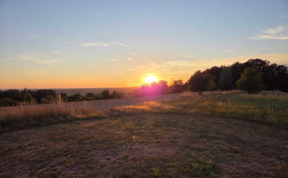 Yoga am Turm bei Sonnenuntergang